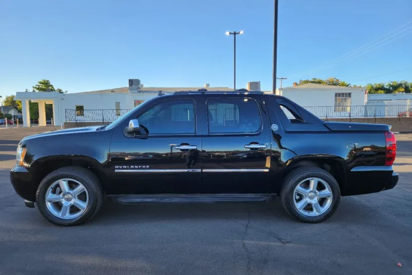 2013 Chevrolet Avalanche LTZ photo 1