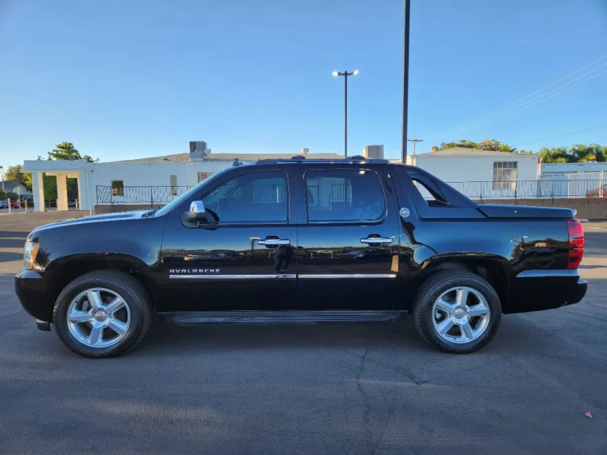 2013 Chevrolet Avalanche LTZ photo 1