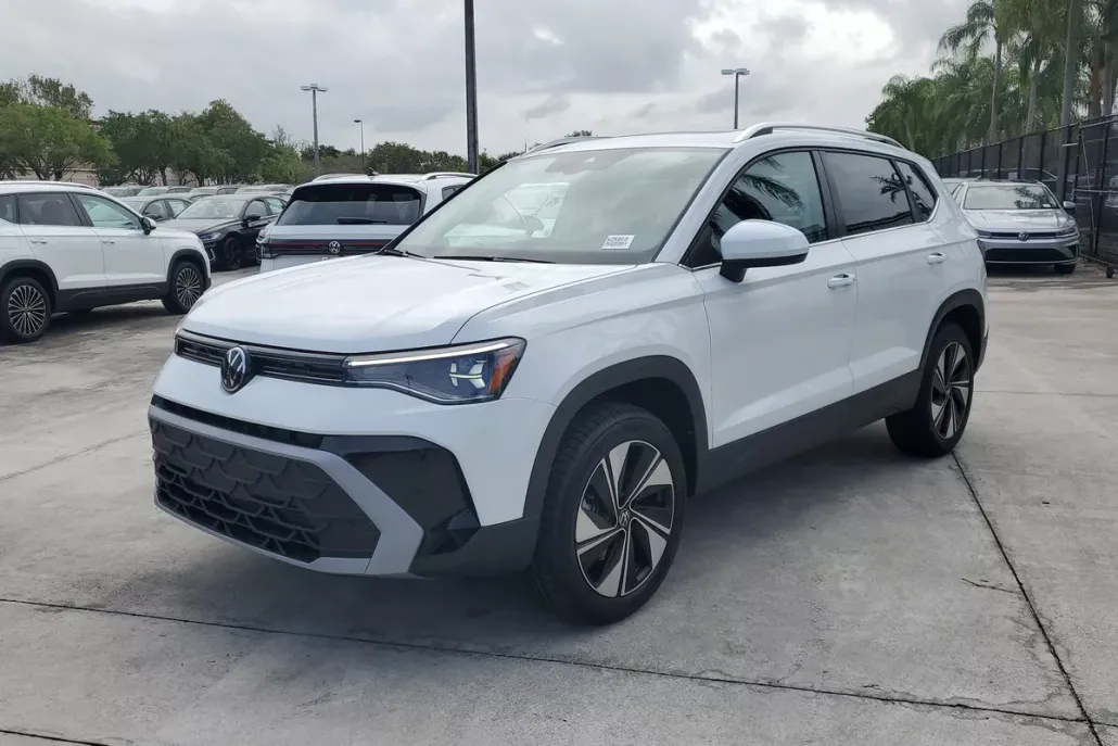 2025 Volkswagen Taos SE photo 1