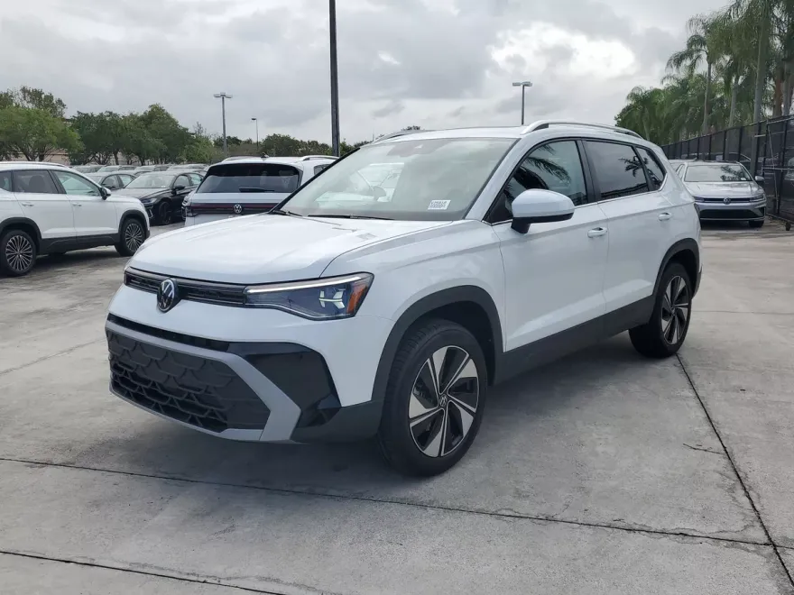 2025 Volkswagen Taos SE photo 1