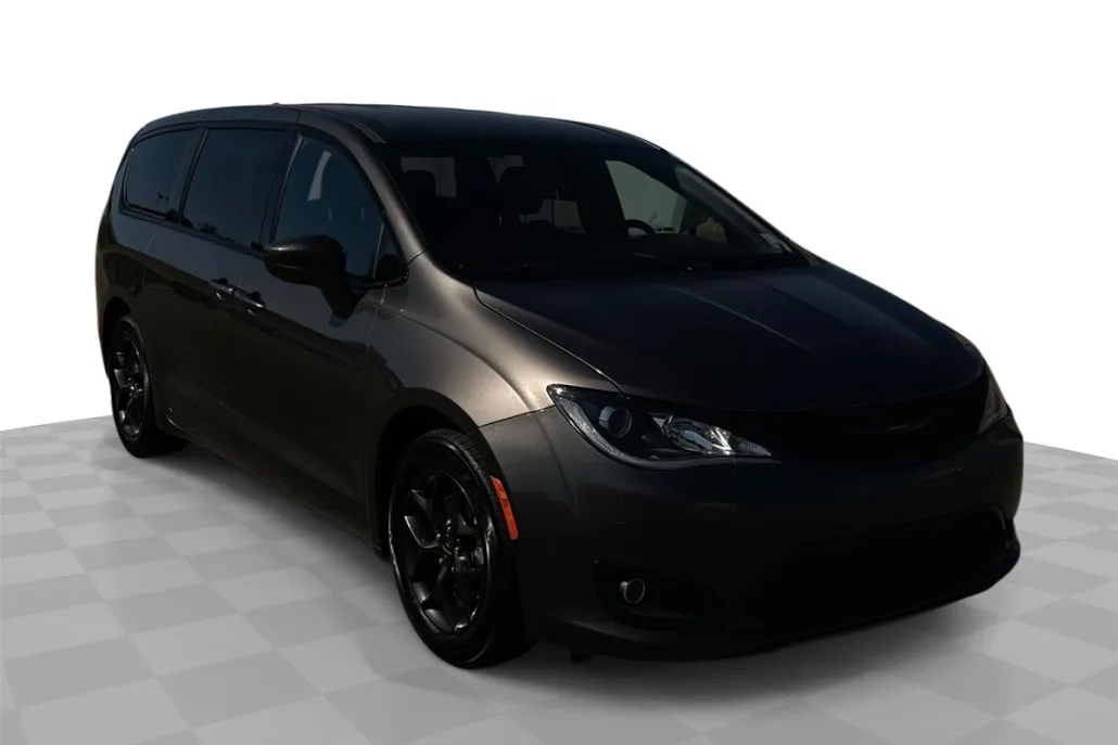 2020 Chrysler Pacifica Touring photo 1