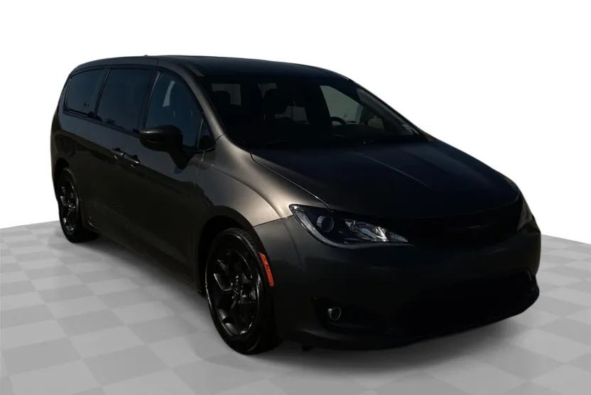 2020 Chrysler Pacifica Touring photo 1