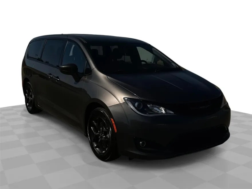 2020 Chrysler Pacifica Touring photo 1