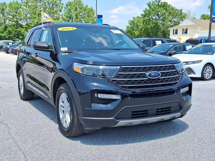 2023 Ford Explorer XLT photo 1