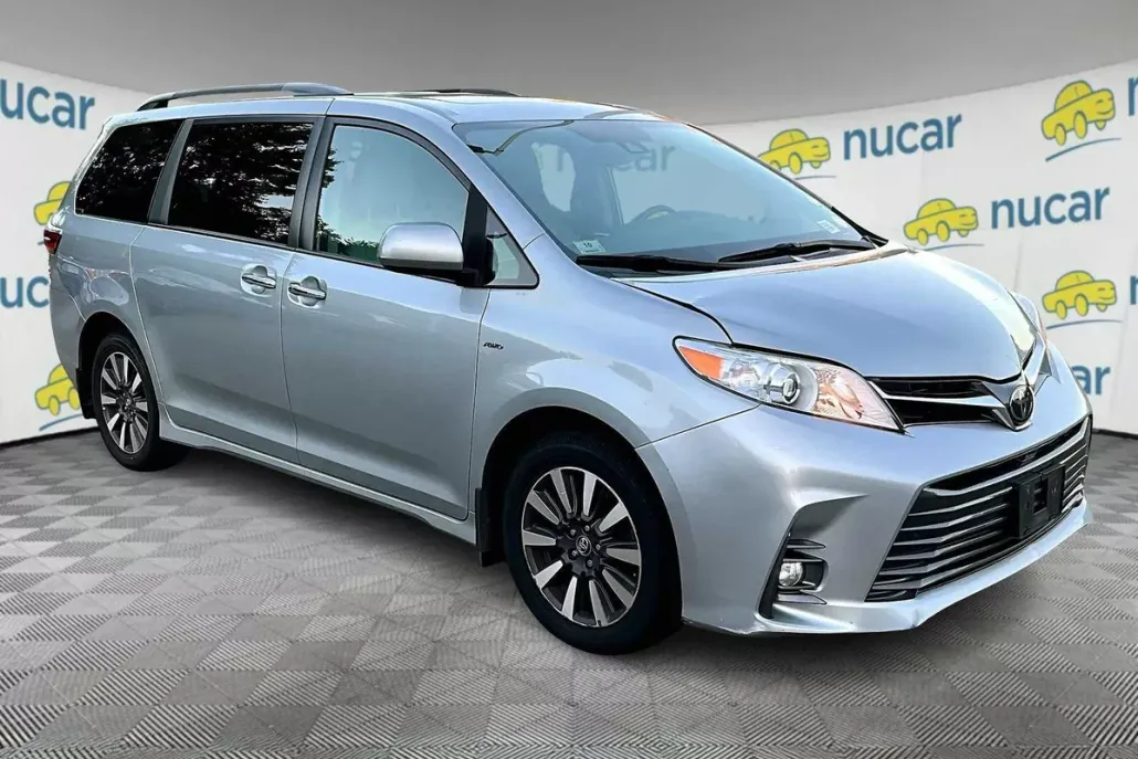 2020 Toyota Sienna XLE photo 1