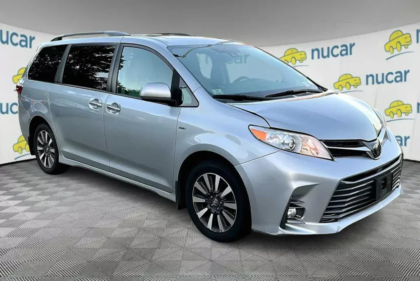 2020 Toyota Sienna XLE photo 1