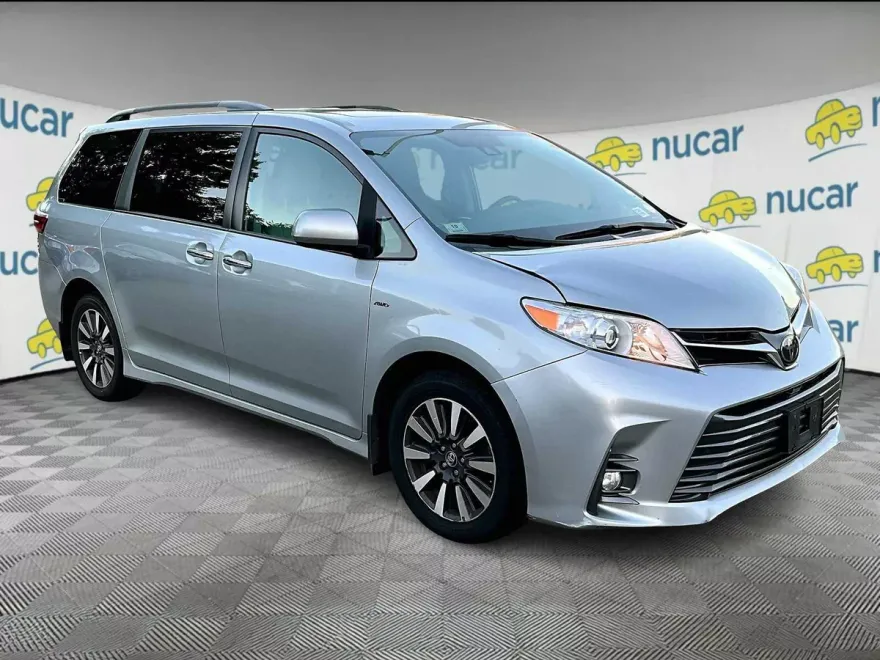 2020 Toyota Sienna XLE photo 1
