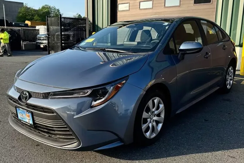 2023 Toyota Corolla LE photo 1
