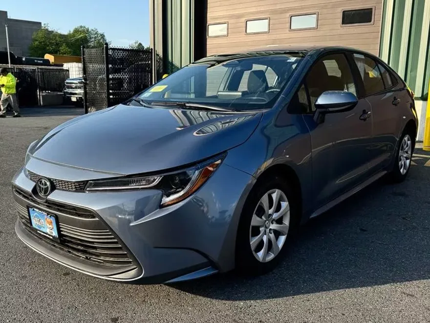 2023 Toyota Corolla LE photo 1