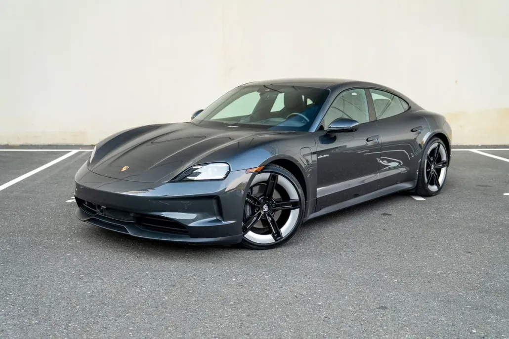 2025 Porsche Taycan photo 1