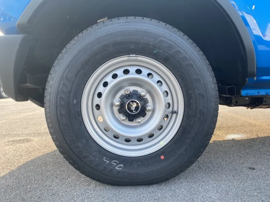 2025 Ford Bronco Base photo 1
