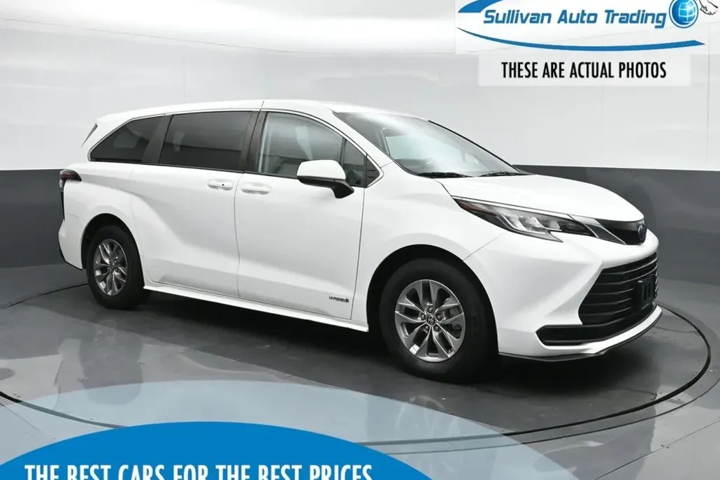 2021 Toyota Sienna LE photo 1
