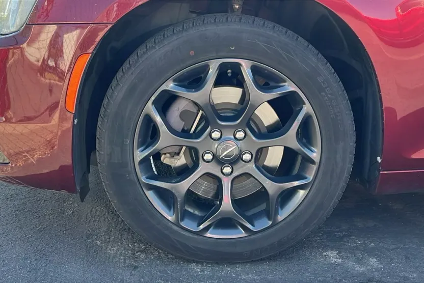 2019 Chrysler 300 Touring photo 1