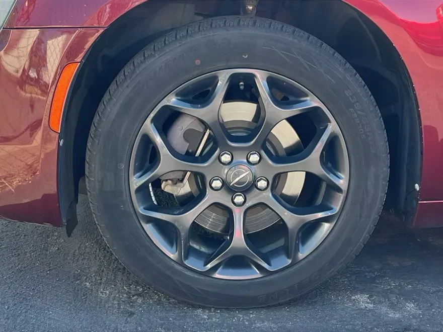 2019 Chrysler 300 Touring photo 1