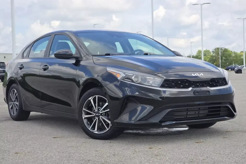 2023 Kia Forte LXS photo 1