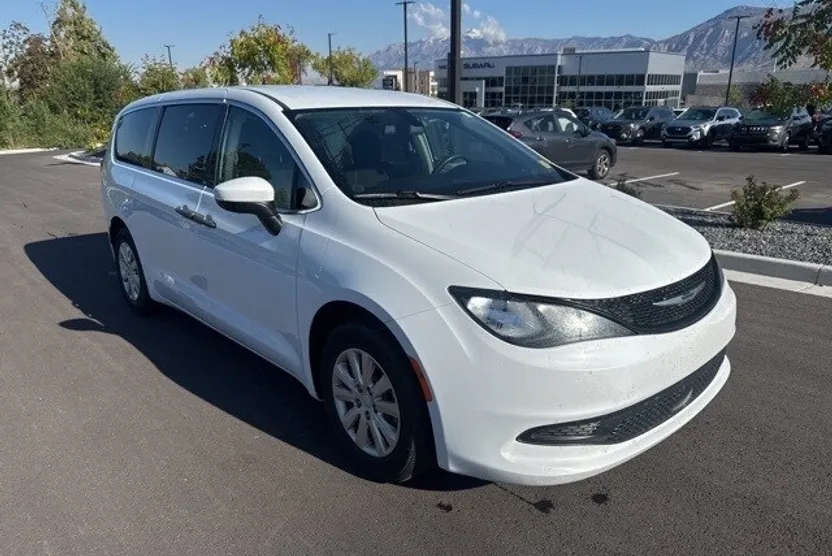 2021 Chrysler Voyager L photo 1