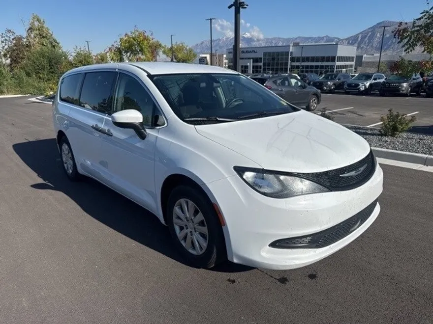2021 Chrysler Voyager L photo 1