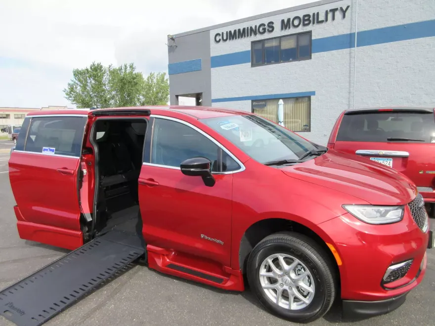 2025 Chrysler Pacifica photo 1