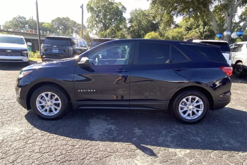 2021 Chevrolet Equinox LS photo 1