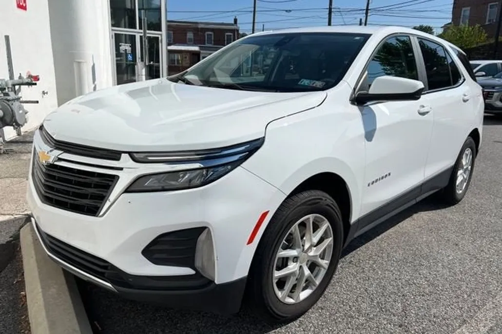 2022 Chevrolet Equinox LT photo 1