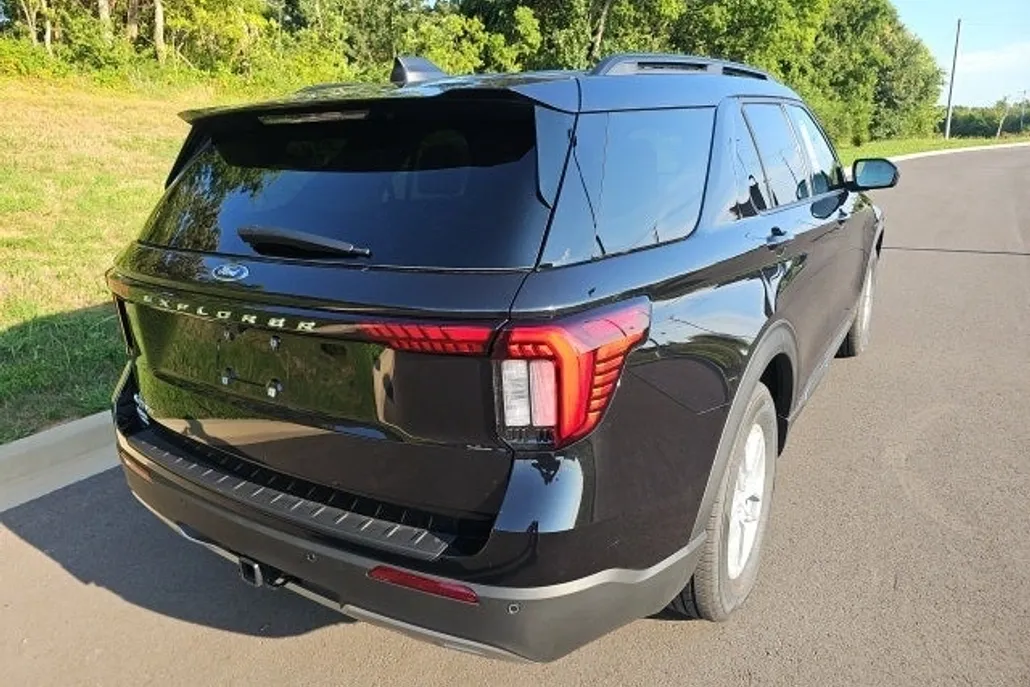2025 Ford Explorer photo 1