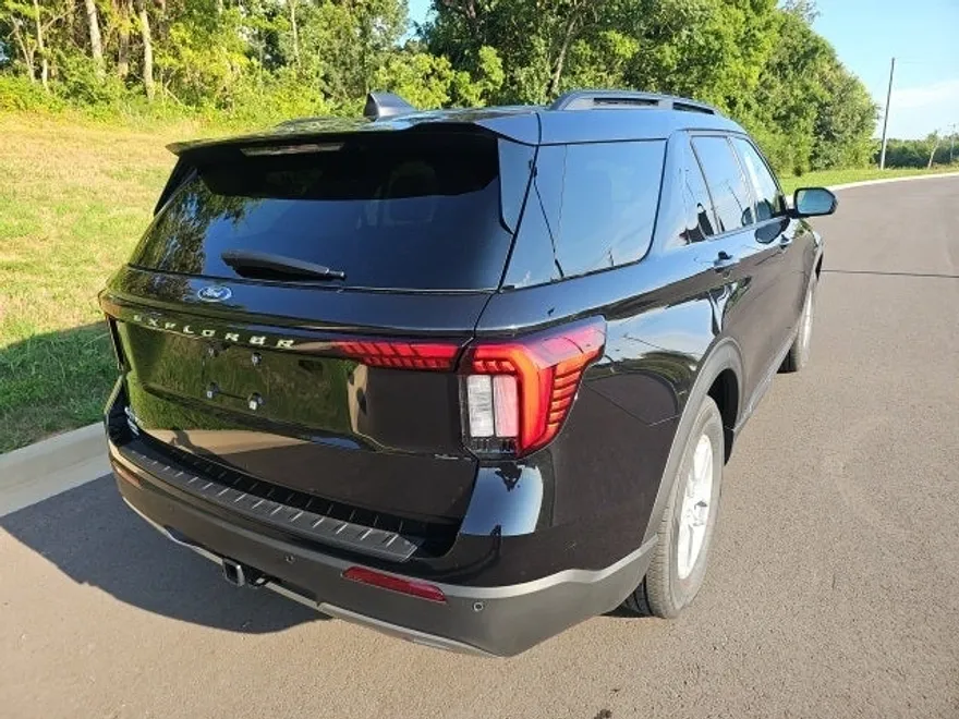 2025 Ford Explorer photo 1