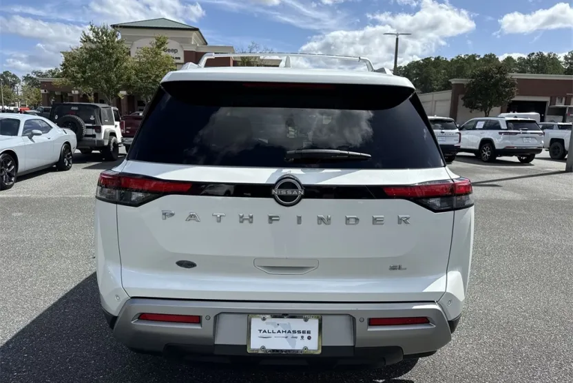 2022 Nissan Pathfinder SL photo 1