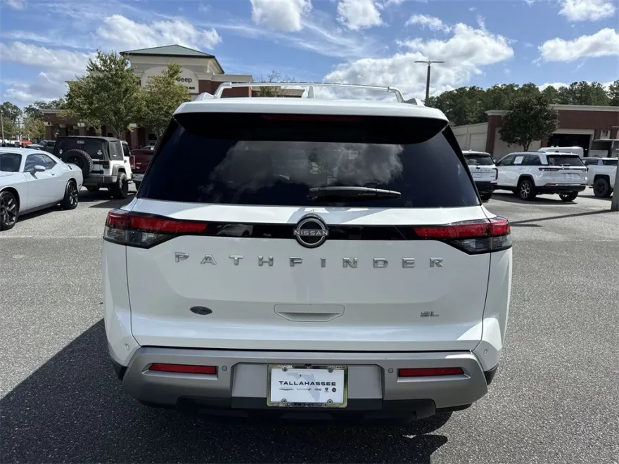 2022 Nissan Pathfinder SL photo 1