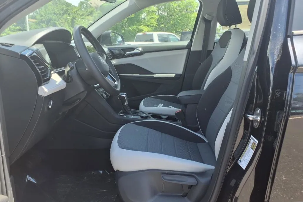 2025 Volkswagen Taos S photo 1