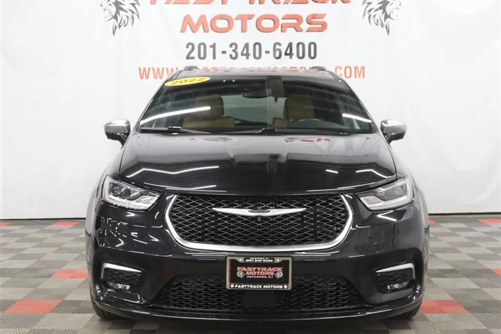 2022 Chrysler Pacifica Pinnacle photo 1