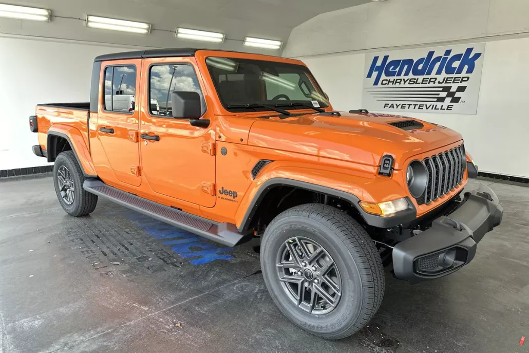 2025 Jeep Gladiator Sport S photo 1