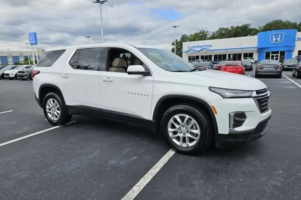 2023 Chevrolet Traverse LS photo 1