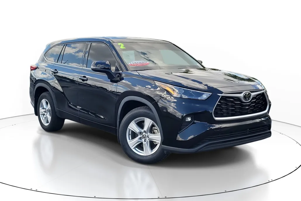 2022 Toyota Highlander LE photo 1