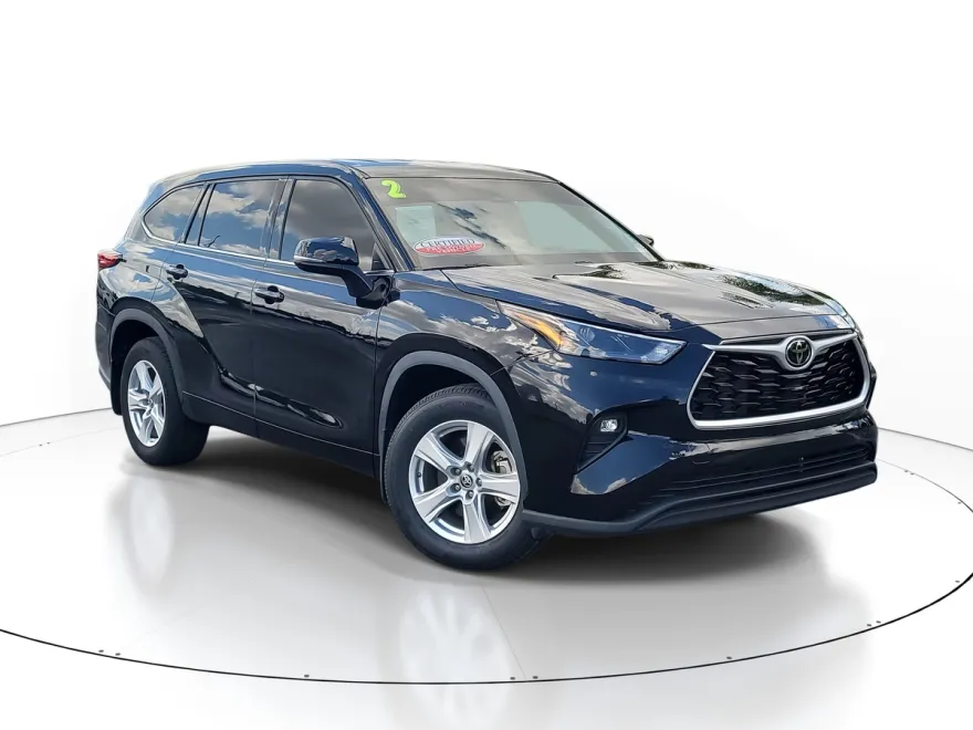 2022 Toyota Highlander LE photo 1
