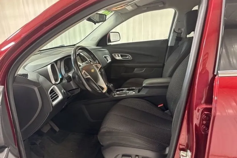 2017 Chevrolet Equinox LT photo 1