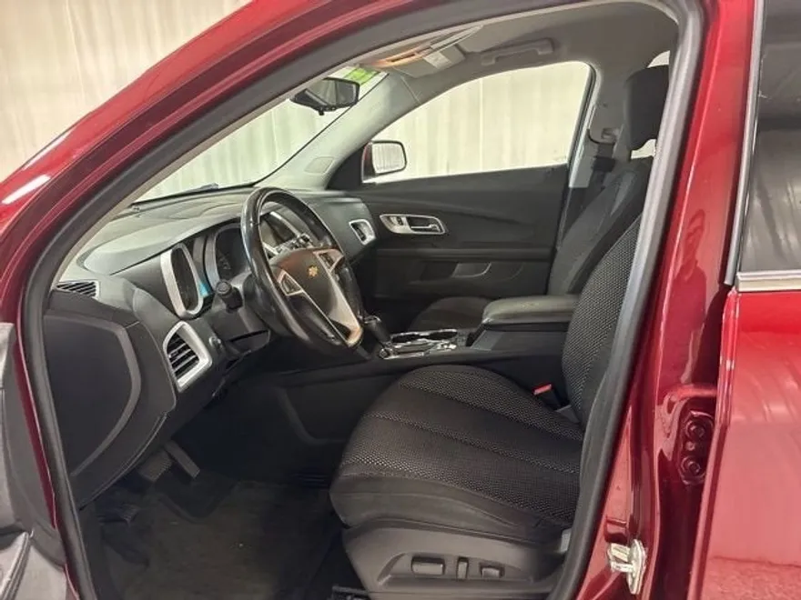2017 Chevrolet Equinox LT photo 1