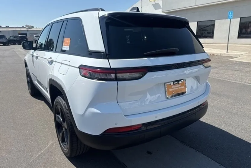 2022 Jeep Grand Cherokee Laredo photo 1