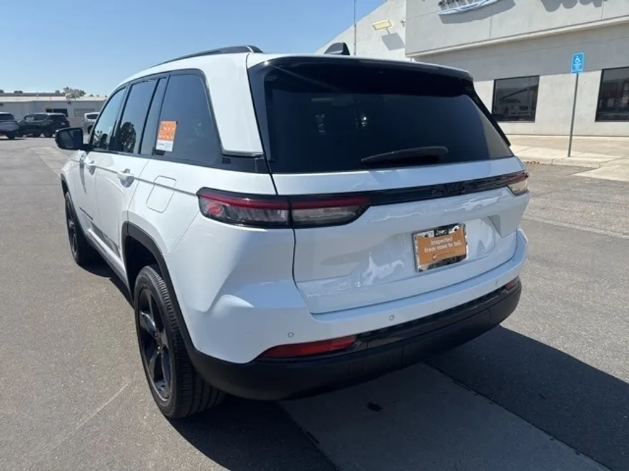 2022 Jeep Grand Cherokee Laredo photo 1