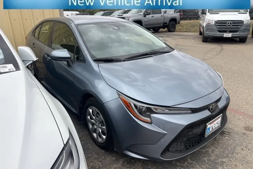 2022 Toyota Corolla LE photo 1