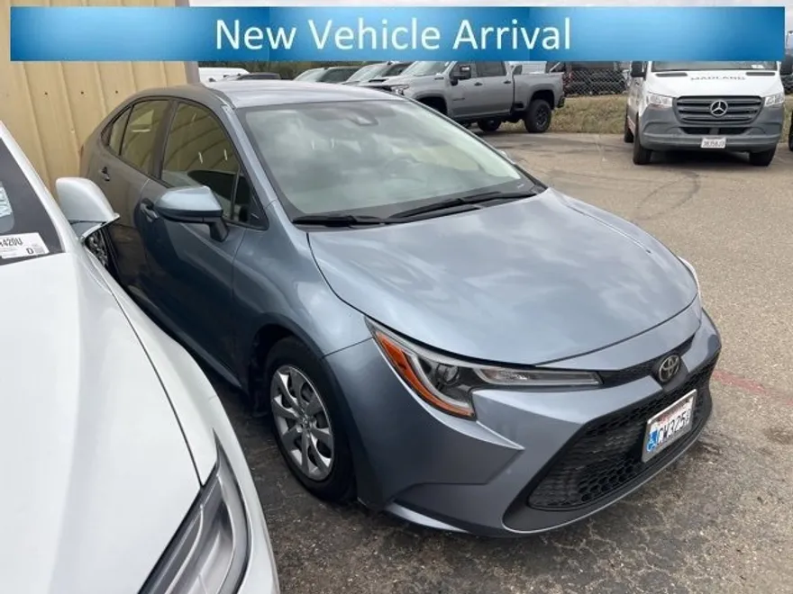 2022 Toyota Corolla LE photo 1