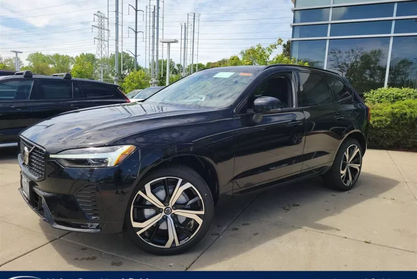 2025 Volvo XC60 B5 photo 1