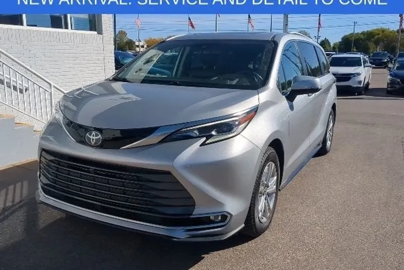 2022 Toyota Sienna Platinum photo 1