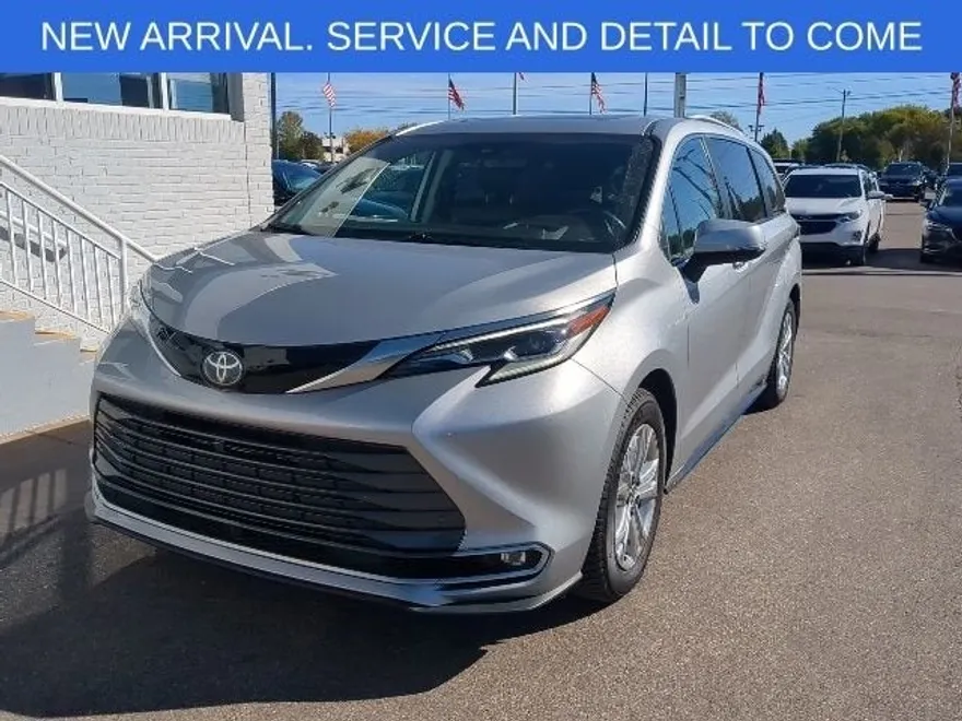 2022 Toyota Sienna Platinum photo 1