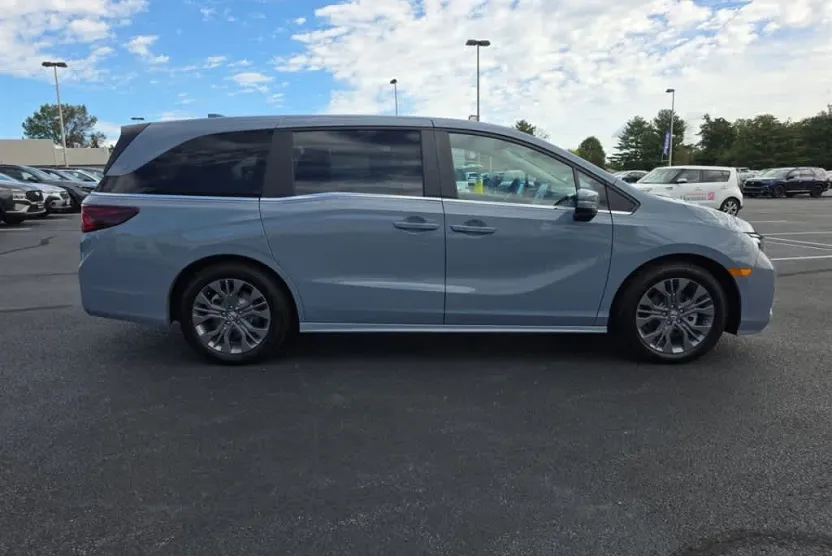 2025 Honda Odyssey Touring photo 1