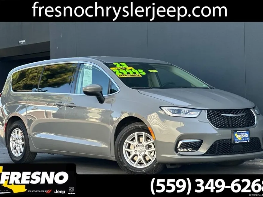 2023 Chrysler Pacifica Touring L photo 1