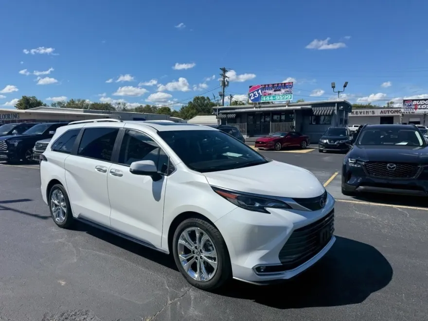 2024 Toyota Sienna Platinum photo 2