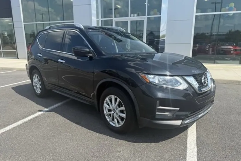 2017 Nissan Rogue SV photo 1