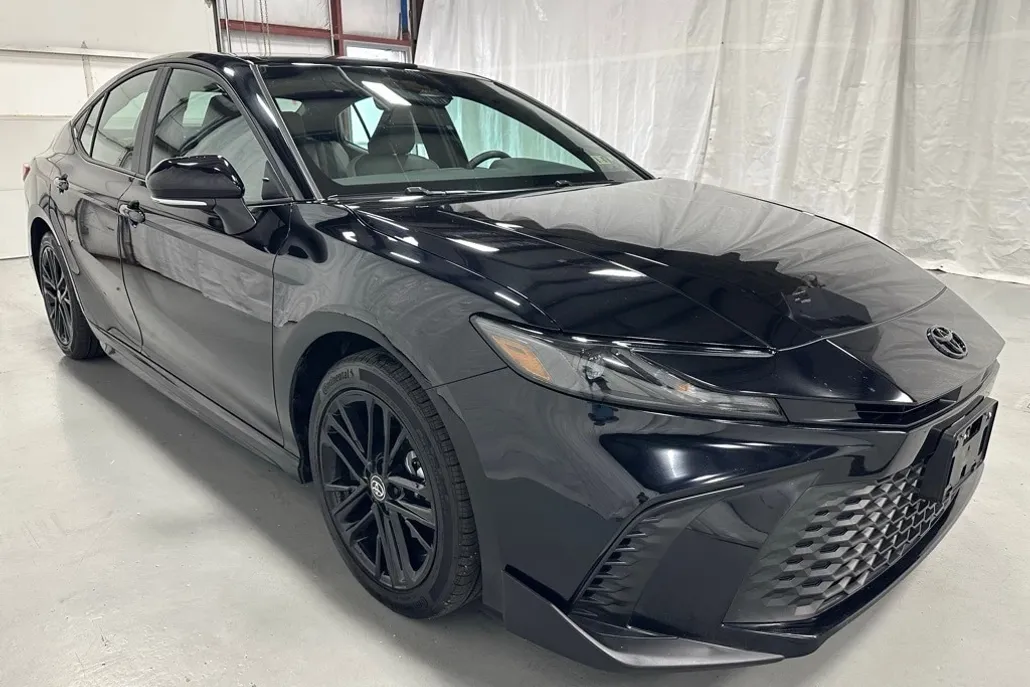 2025 Toyota Camry SE photo 1