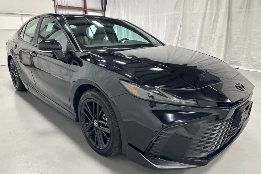 2025 Toyota Camry SE photo 1