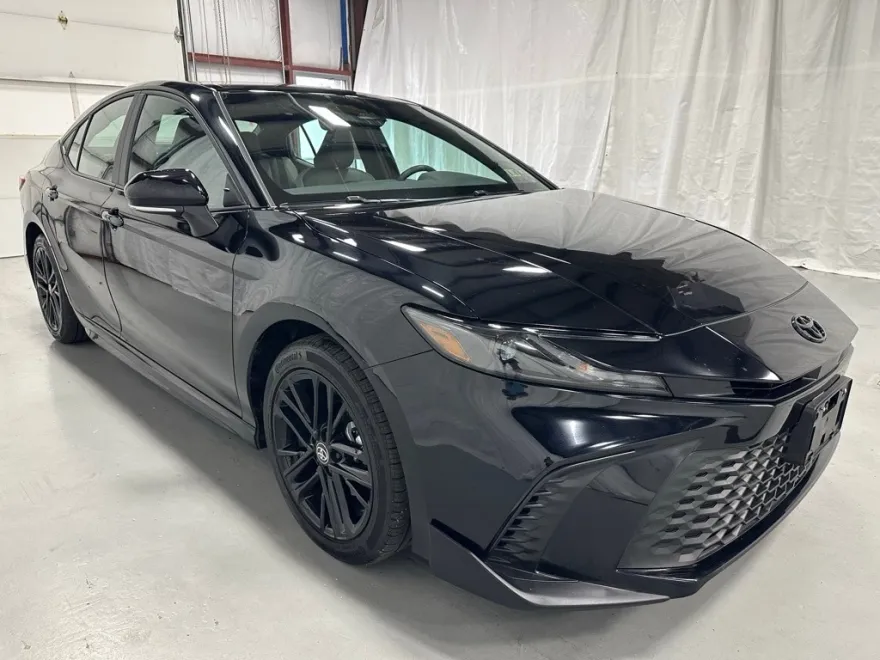 2025 Toyota Camry SE photo 1